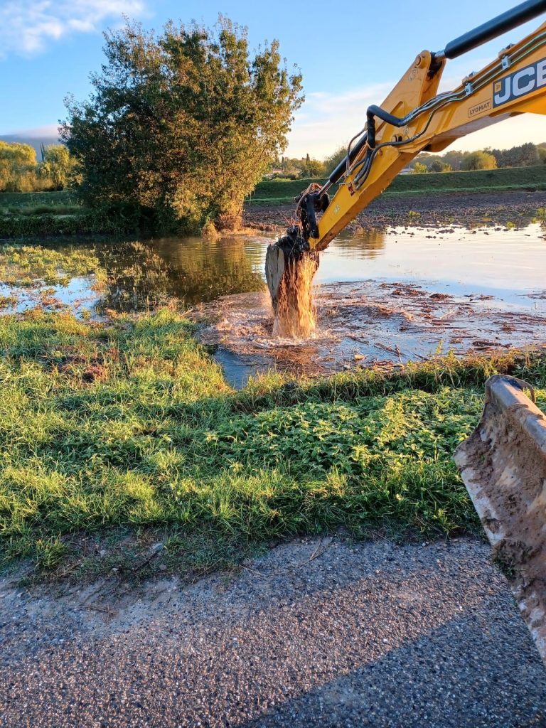Curage d'un canal : suppression du limon et des boues Curage d'un canal : suppression du limon et des boues