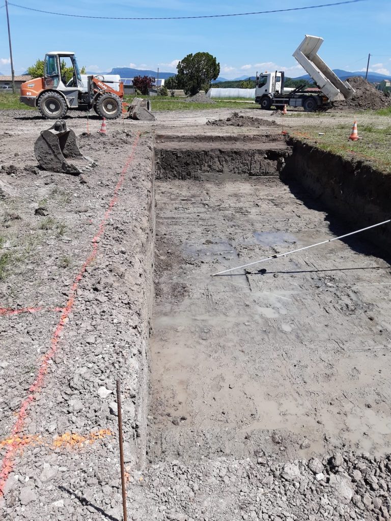 Décaissement avant pose d'une piscine sur terrain plat près de Montélimar - Drôme Décaissement avant pose d'une piscine sur terrain plat près de Montélimar - Drôme