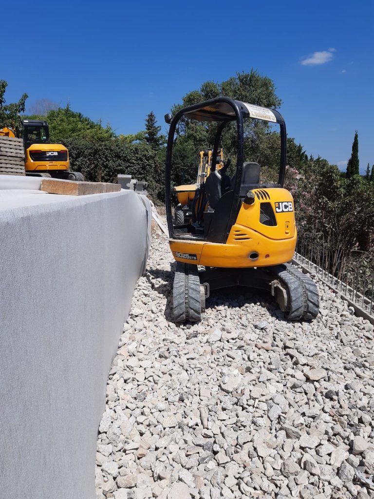 Enrochement après terrassement d'un terrain en pente près de Viviers-sur-Rhône Enrochement après terrassement d'un terrain en pente près de Viviers-sur-Rhône