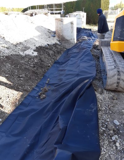 On déroule une membrane étanche pour station d'épuration