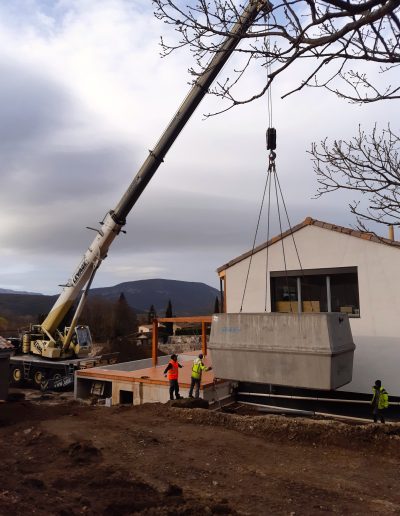 Pose d'une cuve béton avec grue télescopique - Assainissement individuelle de maison