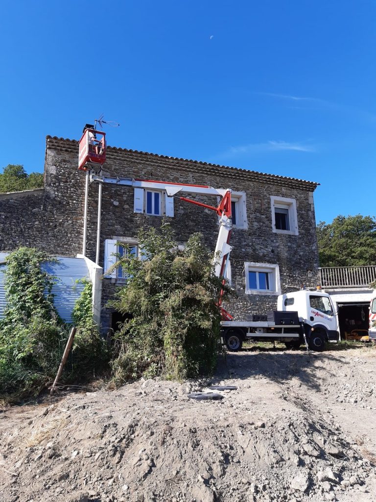 Pose d'une ventilation primaire et secondaire de fosse septique Pose d'une ventilation primaire et secondaire de fosse septique