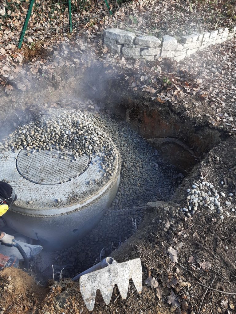 Puit perdu béton et gravier pour favoriser l'écoulement des eaux pluviales