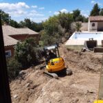 Chantier de terrassement de jardin et création d'une plate-forme autour de la piscine. Allan dans la Drôme.