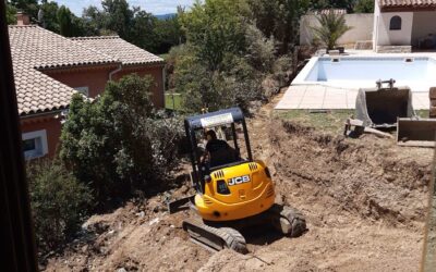 Chantier de terrassement autour d’une piscine à Allan