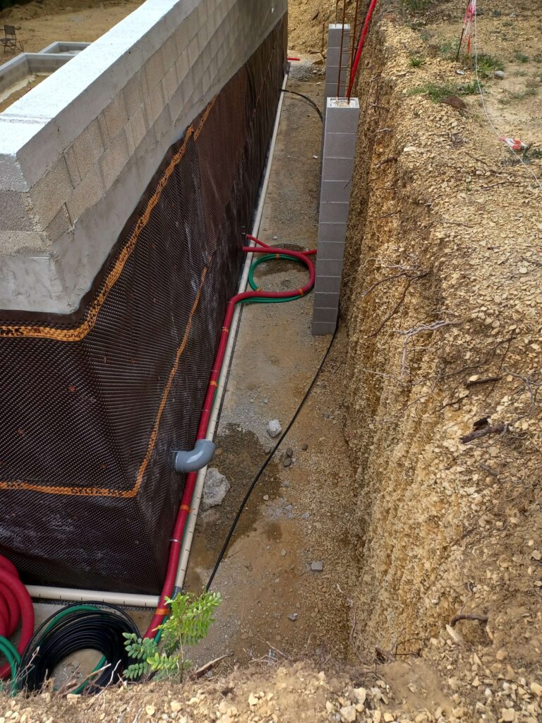 Chantier d'isolation autour des fondations d'une maison à Condillac