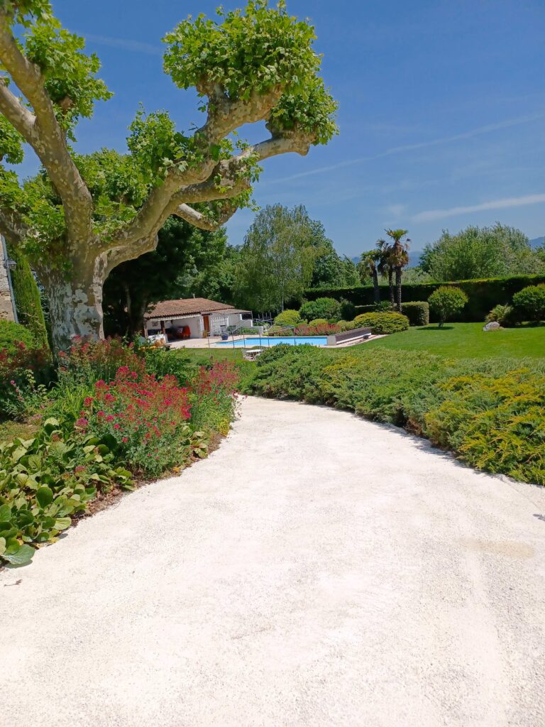 Chemin de maison en clapicette à Aleyrac dans le sud de la Drôme