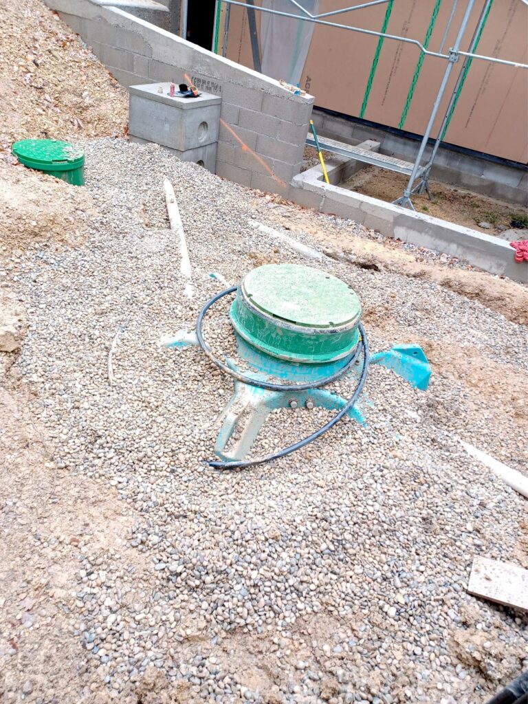 Cuve à eau de 5000 l, enterré avec du gravier à Puygiron dans la Drôme