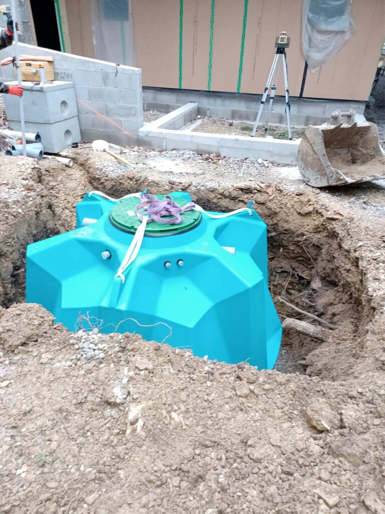 Pose d'une cuve à eau pour une maison individuelle en construction Puygiron dans la Drôme près de Nyons