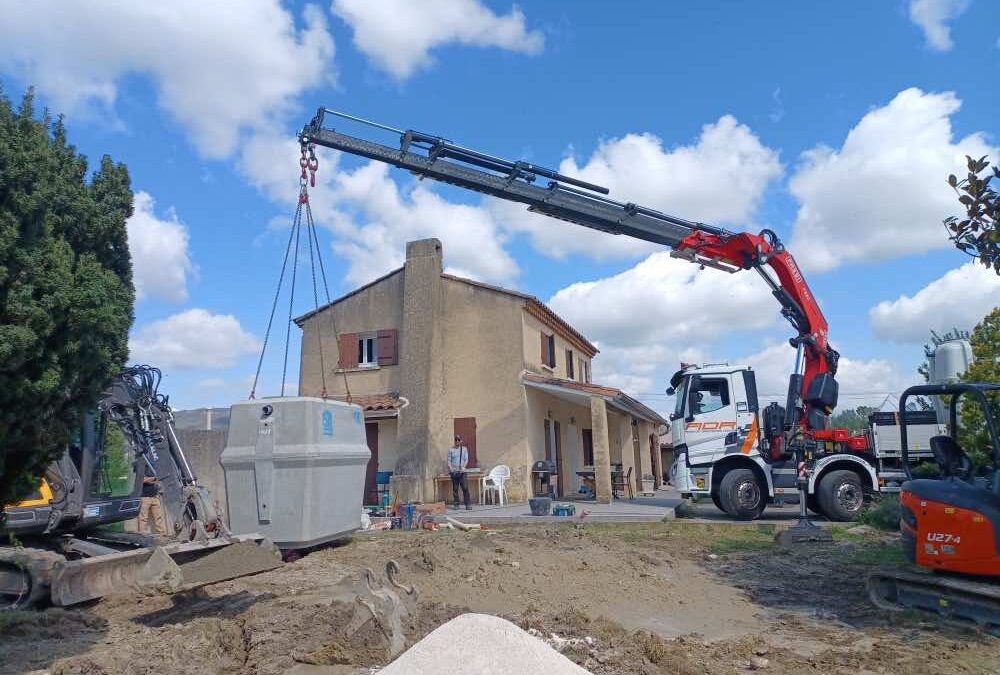 Assainissement d'une maison individuelle avec une MicroStation livrée par camion grue.