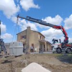 Assainissement d'une maison individuelle avec une MicroStation livrée par camion grue.