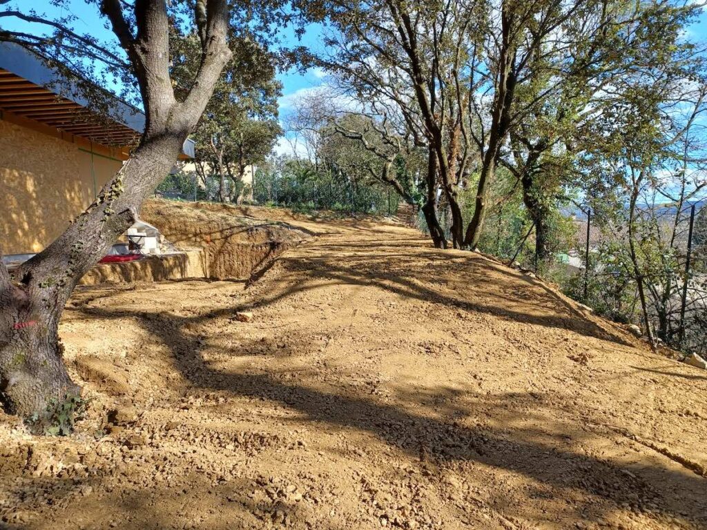 Terrassement d'un chemin en pente pour une maison individuelle, accès piscine