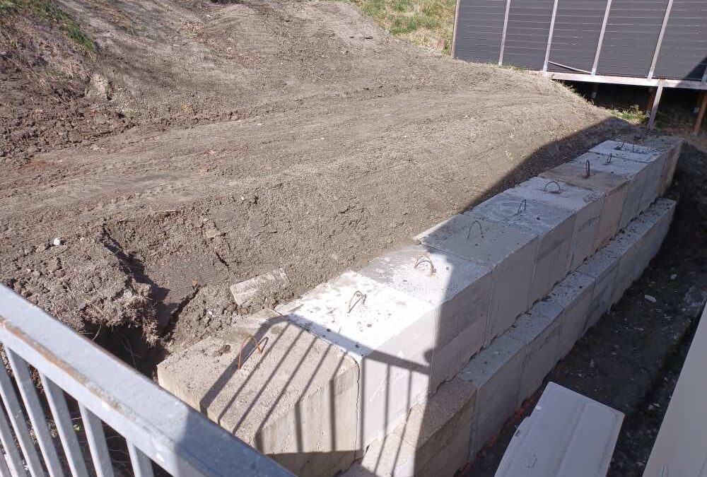 Mur de soutènement en blocs de béton : sécurisez votre terrain près de Montélimar