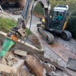 Démolition de l'escalier avec notre tracto-pelle équipé d'un burineur.
